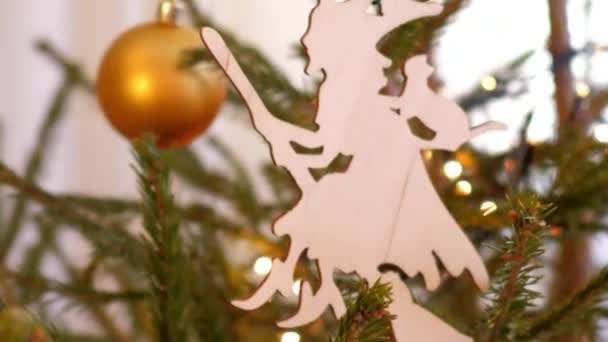 Holzspielzeughexe auf Besenstiel am Weihnachtsbaum schließen — Stockvideo