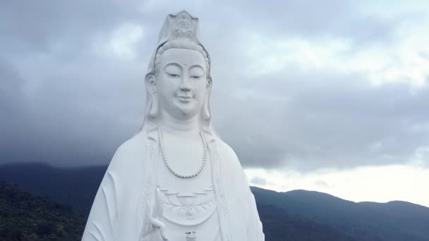 Rörelse från stora buddha statyn huvud till händerna mot molnen — Stockvideo