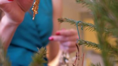 ağır çekim portre altın kar tanesi Noel ağacına asılı