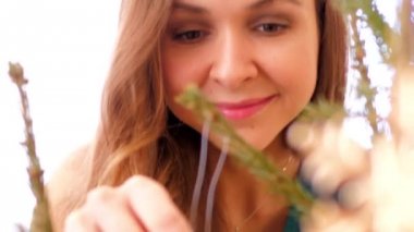 Noel ağacı yavaş hareket üzerinde altın kar tanesi kız hayran