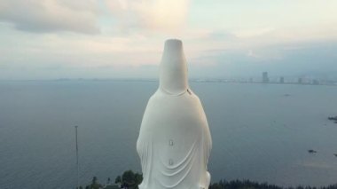 okyanus karşı karşıya hava yuvarlak yakın büyük beyaz Buda heykeli