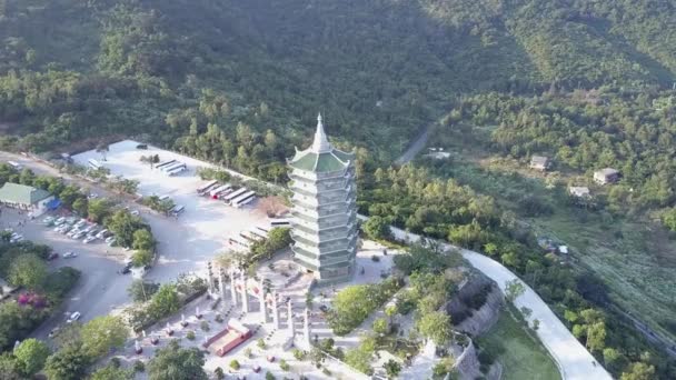 Vista superior budista monasterio templo contra la colina forestal — Vídeos de Stock