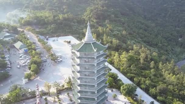 Kruhovým pohybem buddhistická pagoda socha v chrámového komplexu — Stock video
