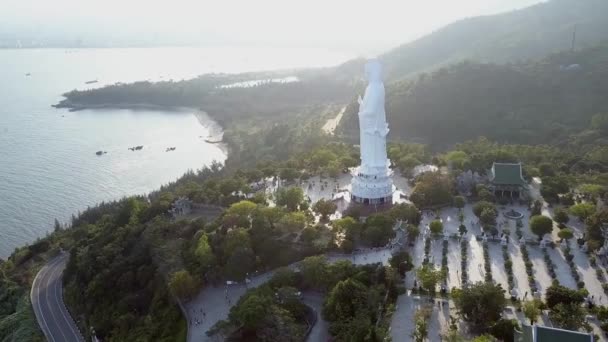 Panorama aéreo enorme estatua de buddha cerca de las casas del templo — Vídeo de stock