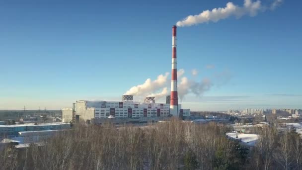 Mouvement aérien vers le bas de la station de chauffage à la forêt d'hiver — Video