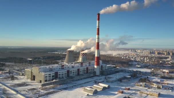 Panoramisch uitzicht over moderne verwarming station bedekt met sneeuw — Stockvideo