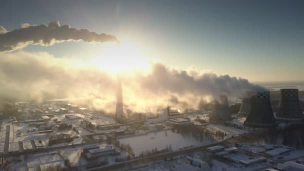 Große Rauch- und Dampfwolken im Winter aus der Vogelperspektive — Stockvideo