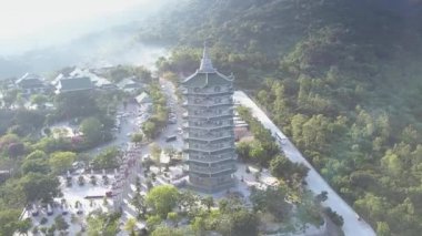 Hava hareket büyük manastır pagoda ve heykel ile karmaşık