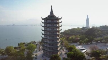 üst görünüm pagoda ve büyük Buda heykeli üstünde tepe tepe