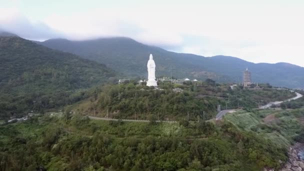 Motion to giant buddha statue pagoda in complex on hilltop — Stock Video