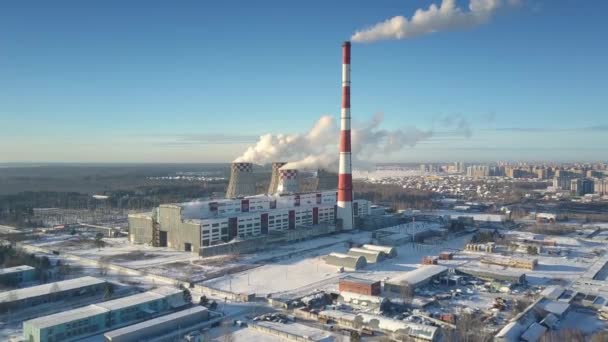 Luchtfoto beweging naar station met stoom boven koeltorens — Stockvideo