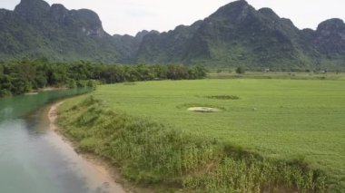  Hava panorama yeşil fıstık alan turkuaz Nehri yakınında