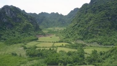 Havadan görünümü alanları kayalık tepeler ağaçlarla çevrili