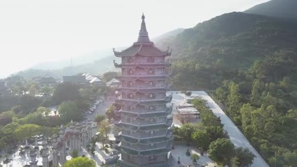 Upper view pictorial pagoda against great statue and ocean — Stock Video