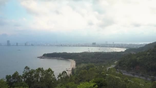 Vista superior forestal costa oceánica contra ciudad distante — Vídeo de stock