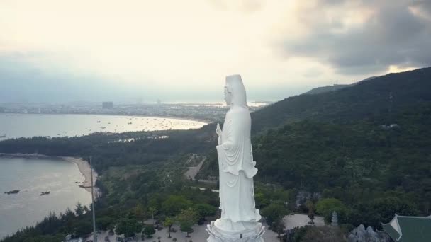 Movimento aéreo redondo grande estátua de buddha no complexo religioso — Vídeo de Stock