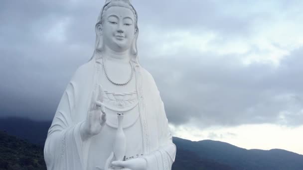Luchtfoto white boeddhabeeld met ketting tegen heuvels — Stockvideo
