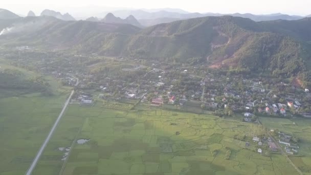 Bovenste deelvenster dorp met kleine huizen in de buurt van veld op hills — Stockvideo