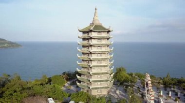 Havadan görünümü Budist pagoda kıyı tepe üzerinde kapaklı