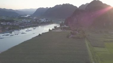 üst görünüm Nehri Vadisi geçmiş alanları ve kasaba kıvrımlı