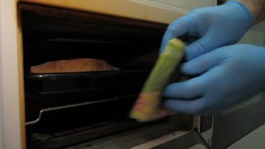 Görünümü Kapat aşçı eldiven hazır khachapuri fırından alır.