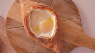 Dikey yuvarlak görünümü khachapuri kahverengi tahta üzerinde hazırlanan kapat