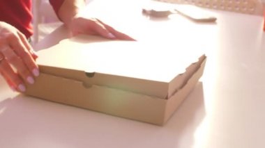 kadın karton kutu khachapuri pasta ile açılır Görünümü Kapat