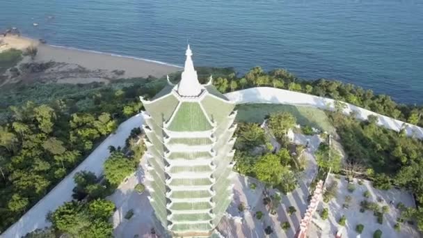 Horní pohyb kolem kláštera pagody s bílou kopulí — Stock video
