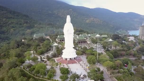 Horní pohybu slavné náboženské komplex se nachází na zelených kopcích — Stock video