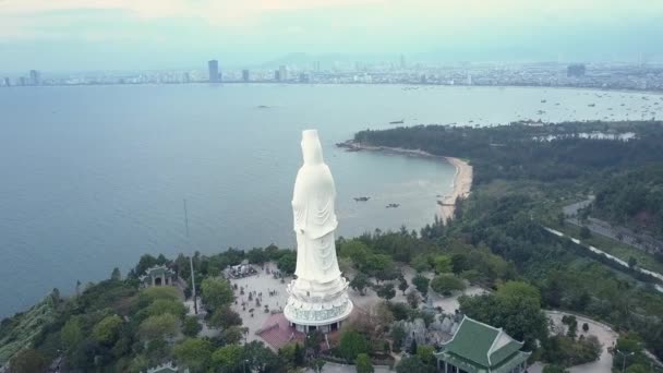 Vogelperspektive große Buddha-Statue am Ufer des Meeres — Stockvideo