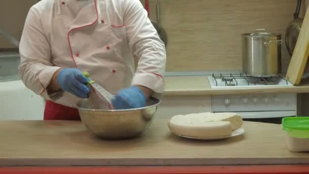Cerrar vista cocinero profesional en parrillas uniformes queso — Vídeos de Stock