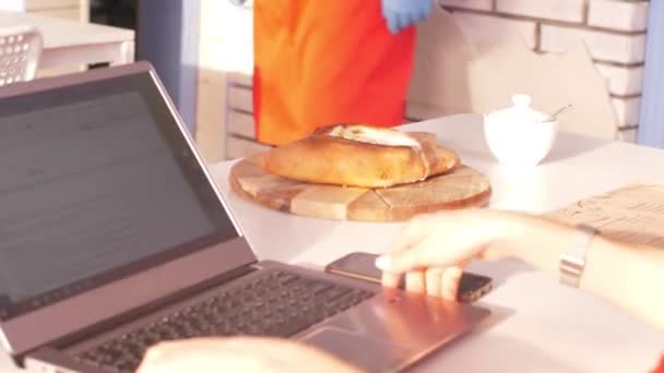 Görünümü Kapat kadın khachapuri yemeye gri laptop alır — Stok video