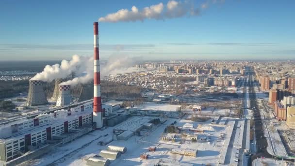 Luchtfoto beweging van plant en koeltorens naar grote stad — Stockvideo