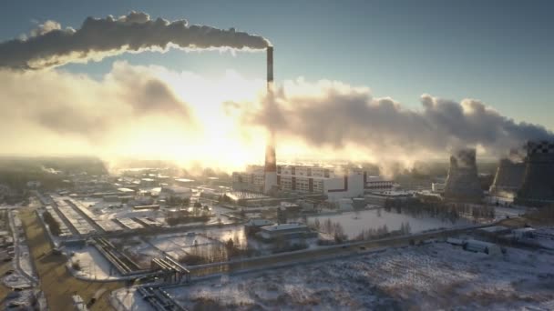 Blick nach oben Riesiges Kraftwerk Dampfwolken verdecken Sonnenstrahlen — Stockvideo