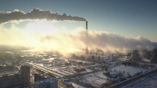 Vue d'oiseau fumée grise soufflée du tuyau par le vent au lever du soleil — Video