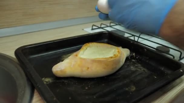 Sluiten professioneel koken einden ei in khachapuri gat — Stockvideo