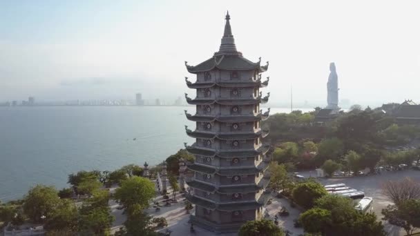 Horní pohled náboženský komplex s pagoda na pobřeží oceánu — Stock video