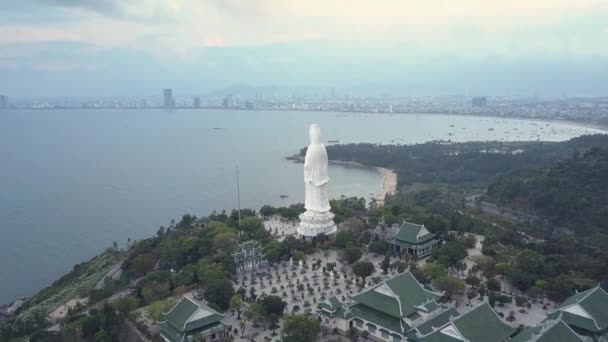 Luchtfoto grote Boeddha standbeeld en tempel gebouwen — Stockvideo