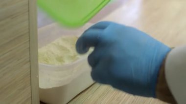 closeup aşçı el konteyner dökülen un masa etrafında açar