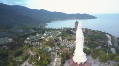 Havadan görünümü büyük Buda heykeli pagoda karşı tepenin üzerinde