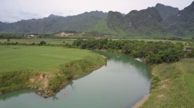 alanların dik bankalar ile eğri Nehri boyunca üst hareket