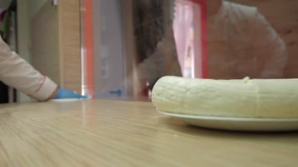 Cerrar vista cocinero seca mesa con servilleta blanca contra espejo — Vídeos de Stock