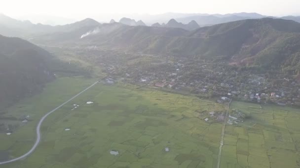 Αεροφωτογραφία μικρή ορεινή πόλη κοντά στο πράσινο πεδία φυστίκι — Αρχείο Βίντεο