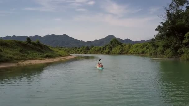 Turistas vista superior en canoa navegar en gran río cerca de los árboles — Vídeo de stock