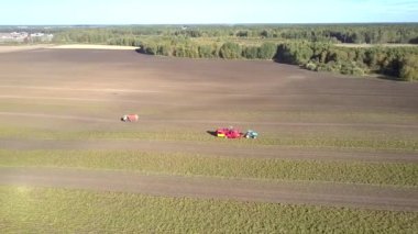 Yolda patates alan boyunca hava görünümünü kamyon sürücüleri