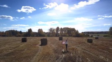 saman rulo olarak alan arasında üst manzara güzel kadın yürüyor 