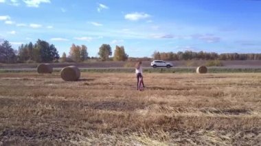 eşarp el ile ince kız arabaya döner havadan görünümü