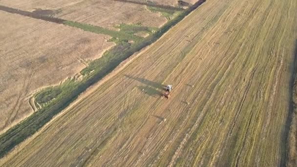 Vista aérea gran empacadora cuadrada opera en el campo en otoño — Vídeos de Stock