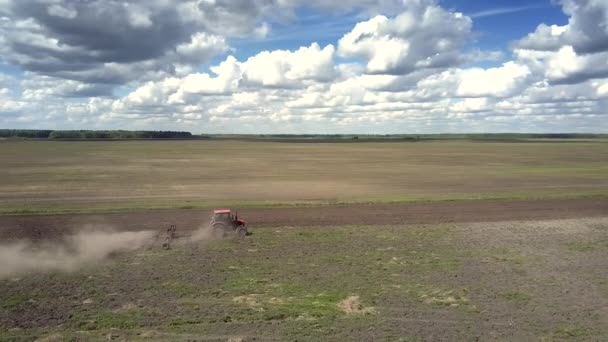 Vista a volo d'uccello vecchio trattore aratri grande campo vuoto in polvere — Video Stock