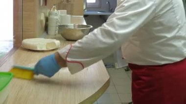 Beyaz Üniformanın içinde closeup cook un tablosundan temizler